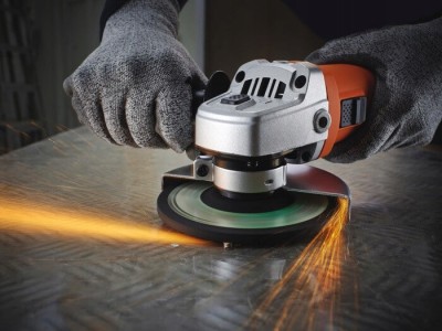 Szlifowanie powierzchni metalowej szlifierką kątową Black&Decker