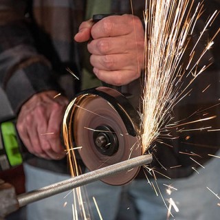 Szlifierka Greenworks GD24AG - podczas cięcia