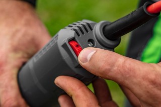 Szlifierka kątowa GRAPHITE 59G188 - regulacja prędkości