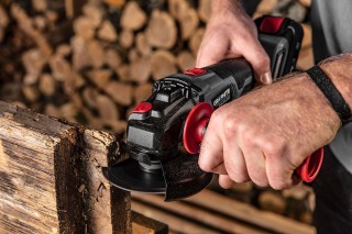 Szlifierka kątowa akumulatora GRAPHITE 58G026 - cięcie drewna