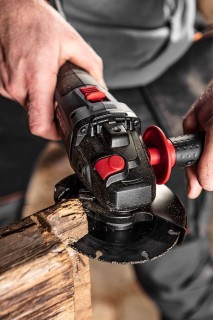 Cięcie drewna szlifierką GRAPHITE 58G026