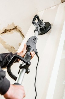 Szlifierka do gipsu GRAPHITE 59g261 podczas pracy