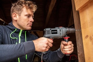 Wiertarka udarowa GRAPHITE 58G736 - otworowanie listwy drewnianej