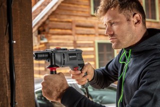 Wiertarka udarowa GRAPHITE 58G736 - wiercenie w drewnianej ścianie