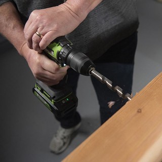 Wiertarko-wkrętarka GREENWORKS GD24DD60 w użyciu