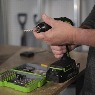 Wiertarko-wkrętarka GREENWORKS GD24DD60 przy montażu