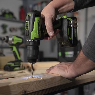 Wiertarko-wkrętarka GREENWORKS GD24DD60 podczas wiercenia