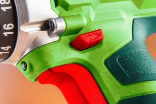 Wiertarko-wkrętarka akumulatorowa VERTO 50G273 - przycisk zmiany kierunku obrotów