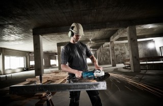 Szlifowanie przy użyciu szlifierki kątowej Makita MGA9020