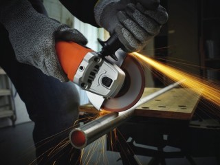 Cięcie metalu szlifierką kątową Black&Decker BDBEG110-QS