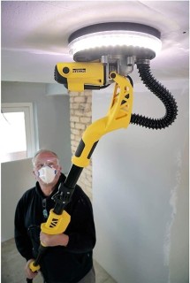 Szlifierka do gipsu Stanley SFMEE500S-QS podczas pracy