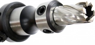 Uchwyt do frezów ze zbiornikiem na chłodziwo WABROTECH z założonym wiertłem