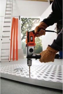 Wiertarka udarowa Black+Decker BDKR1102K-QS podczas wiercenia